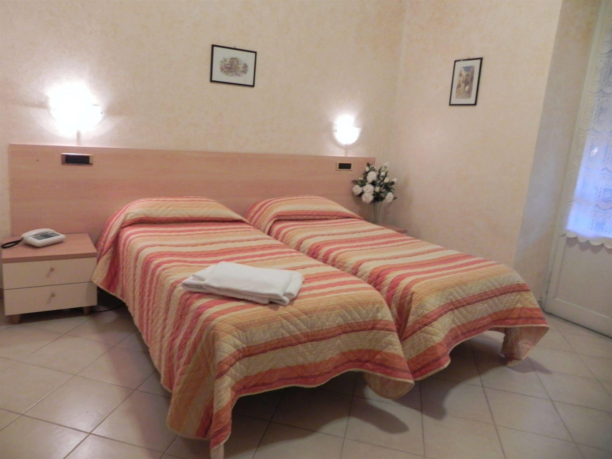 Hotel Villa Robinia Genzano di Roma Kültér fotó